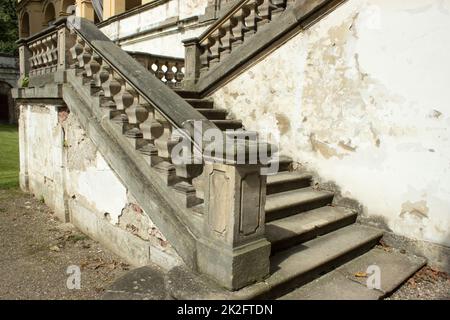 Alte Burgtreppe und gerissene Wände Stockfoto