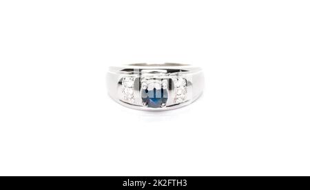 Blauer Saphir mit Diamanten Schmuck oder Edelsteinen Ring auf weißem Hintergrund mit Reflexion. Kollektion von natürlichen Edelsteinen Accessoires. Studioaufnahme Stockfoto