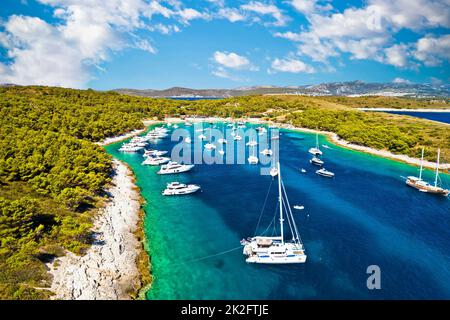 Panoramablick auf Palmizana, Segelbucht und türkisfarbener Strand auf den Pakleni Otoci Inseln Stockfoto