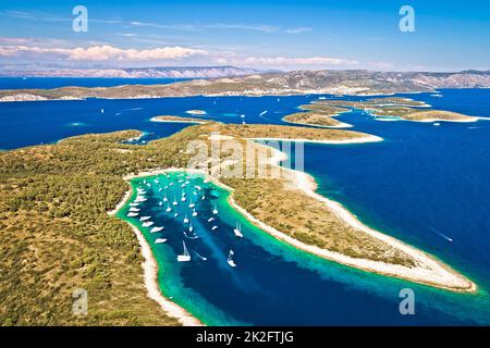 Luftpanorama von Palmizana, Segelbucht und türkisfarbenem Strand auf Pakleni Otoci Inseln, Archipel von Hvar in Kroatien Stockfoto