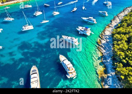 Die Bucht von Palmizana auf den Inseln Pakleni Otoci bietet einen Blick auf das türkisfarbene Yachtziel Stockfoto