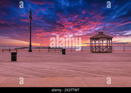 Coney Island Beach mit Pavilion und Promenade bei Sonnenuntergang Stockfoto