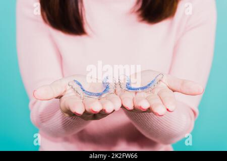 Nahhände einer jungen Frau mit Silikonkieferorthopädischen Zahnhalterungen Stockfoto