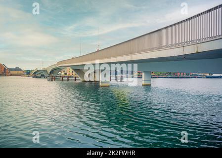 Inderhavnsbroen ist eine moderne kombinierte Fußgängerbrücke mit Fahrradfahrer über den Kopenhagener Innenhafen. Dänemark Stockfoto