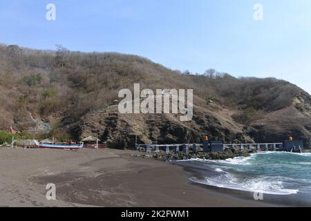 Schöne Aussicht rund um Teluk Cinta mit Meer, Bäumen, Küste und blauem Himmel in Jember, Ost-Java, Indonesien. Stockfoto