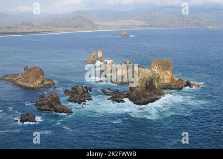 Schöne Aussicht rund um Teluk Cinta mit Meer, Bäumen, Küste und blauem Himmel in Jember, Ost-Java, Indonesien. Stockfoto