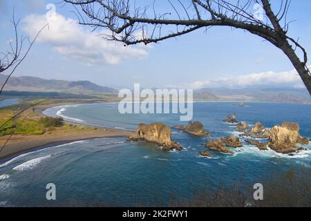 Schöne Aussicht rund um Teluk Cinta mit Meer, Bäumen, Küste und blauem Himmel in Jember, Ost-Java, Indonesien. Stockfoto