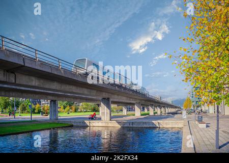 Die automatische, fahrerlose U-Bahn-Linie M1 fährt über eine Brücke auf dem Ã˜restads Boulevard im Stadtgebiet Ã˜restad in Kopenhagen, Dänemark Stockfoto