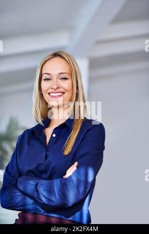 Ihre positive Einstellung ist einfach ansteckend. Aufnahme einer gut gekleideten Frau, die die Kamera anschaut. Stockfoto