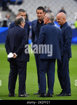 Saint Denis, Frankreich. 22/09/2022, Präsident des FFF Noel Le Graet, Frankreichs Cheftrainer Didier Deschamps und sein Stellvertreter Guy Stephan vor dem UEFA Nations League, Group A1, Tour 5 Spiel zwischen Frankreich und Österreich am 22. September 2022 in Saint-Denis, einem Vorort von Paris, Frankreich. Foto von Christian Liewig/ABACAPRESS.COM Stockfoto