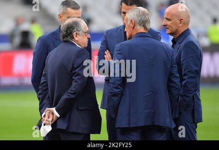 Saint Denis, Frankreich. 22/09/2022, Präsident des FFF Noel Le Graet, Frankreichs Cheftrainer Didier Deschamps und sein Stellvertreter Guy Stephan vor dem UEFA Nations League, Group A1, Tour 5 Spiel zwischen Frankreich und Österreich am 22. September 2022 in Saint-Denis, einem Vorort von Paris, Frankreich. Foto von Christian Liewig/ABACAPRESS.COM Stockfoto