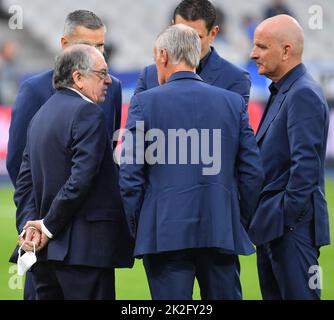 Saint Denis, Frankreich. 22/09/2022, Präsident des FFF Noel Le Graet, Frankreichs Cheftrainer Didier Deschamps und sein Stellvertreter Guy Stephan vor dem UEFA Nations League, Group A1, Tour 5 Spiel zwischen Frankreich und Österreich am 22. September 2022 in Saint-Denis, einem Vorort von Paris, Frankreich. Foto von Christian Liewig/ABACAPRESS.COM Stockfoto