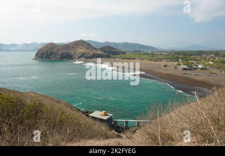 Schöne Aussicht rund um Teluk Cinta mit Meer, Bäumen, Küste und blauem Himmel in Jember, Ost-Java, Indonesien. Stockfoto