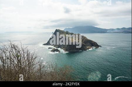 Schöne Aussicht rund um Teluk Cinta mit Meer, Bäumen, Küste und blauem Himmel in Jember, Ost-Java, Indonesien. Stockfoto