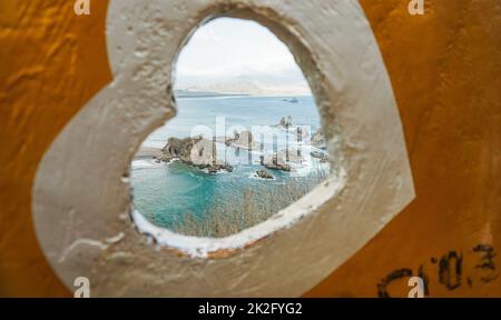 Schöne Aussicht rund um Teluk Cinta mit Meer, Bäumen, Küste und blauem Himmel in Jember, Ost-Java, Indonesien. Stockfoto