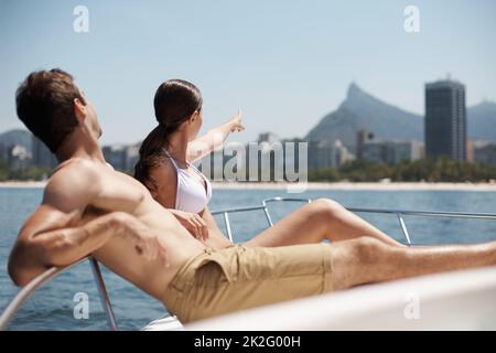 Es sind nur sie und das offene Meer. Ein attraktives junges Paar, das sich auf einer Yacht zusammen entspannt. Stockfoto