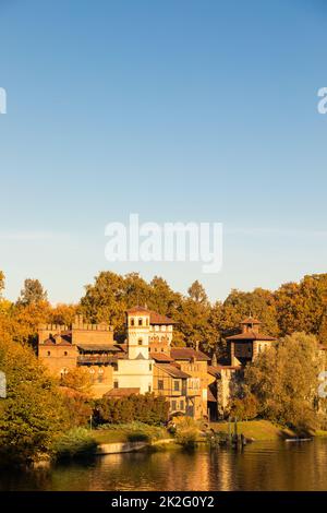 Turin, Italien - Panorama im Freien mit dem malerischen Schloss Turin Valentino bei Sonnenaufgang im Herbst Stockfoto