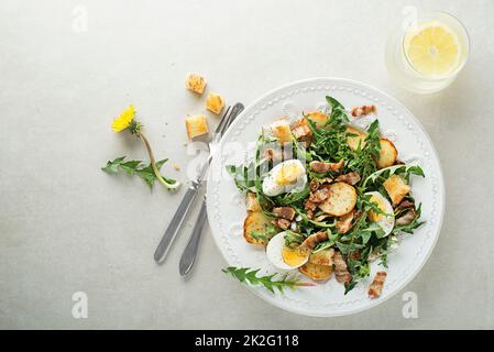 Löwenzahn-Salat-Speck Stockfoto