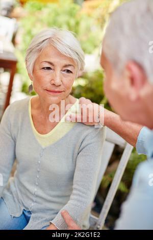 Hes da, wenn sie ihn am meisten braucht. Aufnahme eines fürsorglichen Mannes, der seine ältere Frau tröstet. Stockfoto