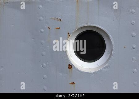 Bullauge/rundes Fenster in einer Stahlwand Stockfoto