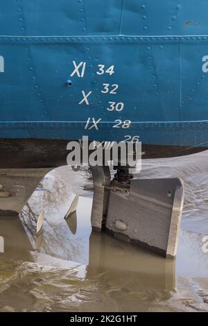 Stern und Ruder eines Schiffes im Hafen Stockfoto