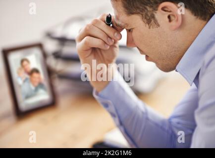 Auch das soll vergehen. Ein junger Geschäftsmann, der gestresst in seinem Büro aussieht. Stockfoto