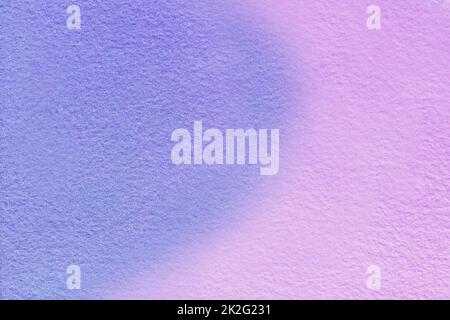 Abstrakte Kunst Hintergrund hellblau und lila Farben. Aquarellmalerei auf Leinwand mit weichem violettem Farbverlauf. Fragment der Grafik auf Papier mit Patter Stockfoto