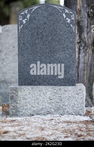 Angepasst an ihre Erinnerung. Aufnahme eines Grabsteins auf einem Friedhof. Stockfoto