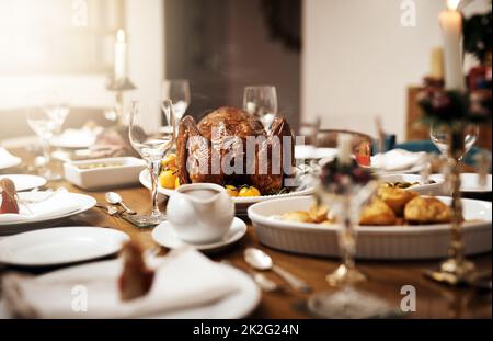 Wir roden. Aufnahme eines Festes an Weihnachten auf einem Tisch. Stockfoto