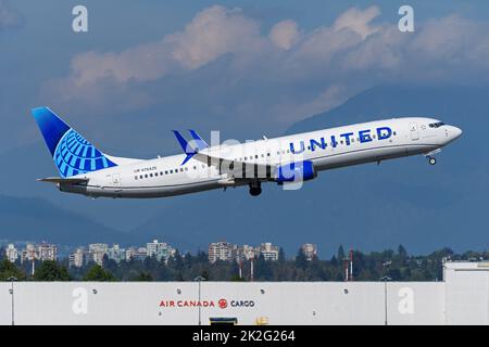 Richmond, British Columbia, Kanada. 22. September 2022. Ein Boeing 737-900-Jetliner (N75425) von United Airlines hebt vom internationalen Flughafen Vancouver ab. (Bild: © Bayne Stanley/ZUMA Press Wire) Stockfoto