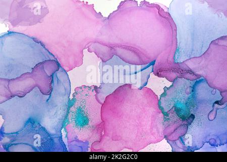 Rosafarbener, weißer und goldener Steinhintergrund mit Marmorstruktur. Alkoholische Tinte. Moderne Fließfarbe in natürlichen Farben mit Glitzer. Designvorlage für Post Stockfoto