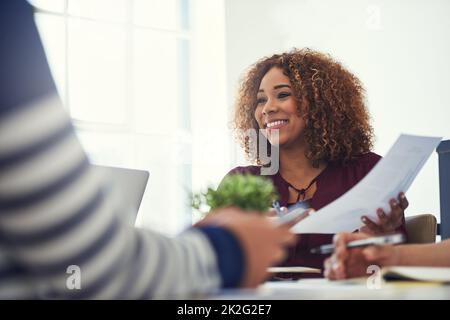 Teamarbeit ermöglicht eine größere Gewinnchance. Eine Aufnahme eines Teams von Designern, die in einem Büro gemeinsam Brainstorming durchführen. Stockfoto