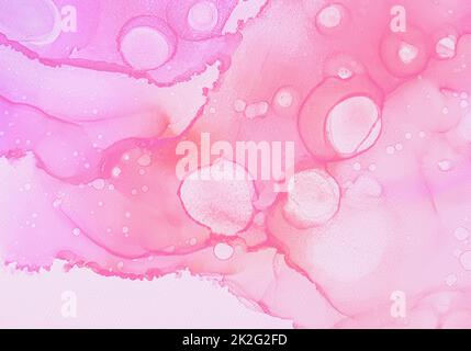Rosafarbener, weißer und goldener Steinhintergrund mit Marmorstruktur. Alkoholische Tinte. Moderne Fließfarbe in natürlichen Farben mit Glitzer. Designvorlage für Post Stockfoto