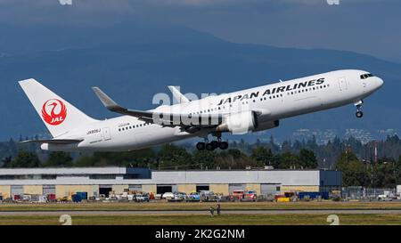 Richmond, British Columbia, Kanada. 22. September 2022. Ein Boeing 767-300ER-Jetliner (JA606J) von Japan Airlines hebt vom internationalen Flughafen Vancouver ab. (Bild: © Bayne Stanley/ZUMA Press Wire) Stockfoto