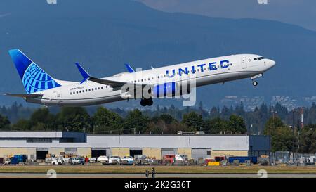 Richmond, British Columbia, Kanada. 22. September 2022. Ein Boeing 737-900-Jetliner (N75425) von United Airlines hebt vom internationalen Flughafen Vancouver ab. (Bild: © Bayne Stanley/ZUMA Press Wire) Stockfoto