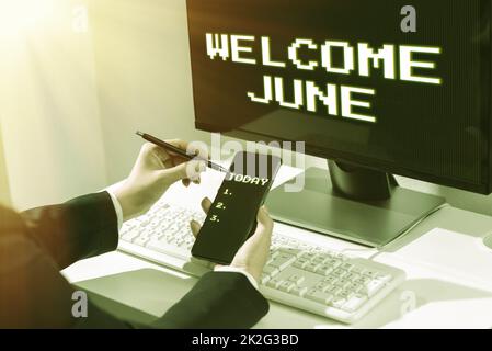 Textschild mit der Aufschrift „Welcome June“. Geschäftsübersicht Kalender Sechster Monat zweites Quartal 30 Tage Grüße Stockfoto