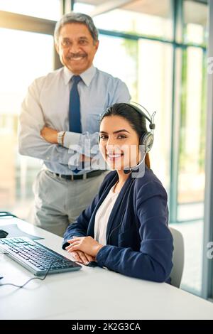 Waren 247 verfügbar. Zugeschnittenes Porträt einer Kundendienstmitarbeiterin und ihres Vorgesetzten bei der Arbeit in ihrem Büro. Stockfoto