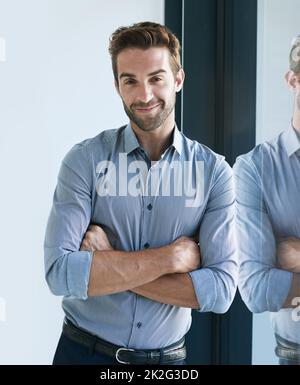 Engagiert für den Job. Aufnahme eines hübschen jungen Geschäftsmannes im Büro. Stockfoto