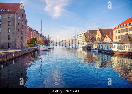 Flusskanal mit vielen Booten und Schiffen mit kleinen alten Häusern in der Nachbarschaft Christianshavn in Kopenhagen, Dänemark Stockfoto
