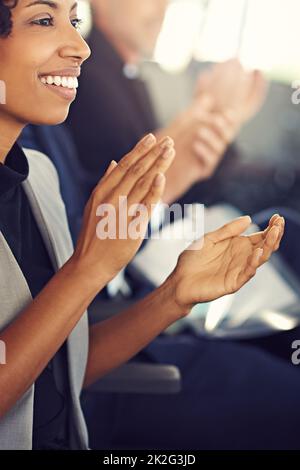 Erfahren Sie mehr über das Geschäft, indem Sie an einem Seminar teilnehmen. Eine kurze Aufnahme einer Gruppe verschiedener Geschäftsleute, die während eines Seminars klatschten. Stockfoto