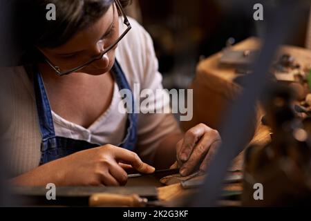 Mit Sorgfalt gefertigt. Ein Künstler, der etwas aus Holz kreiert. Stockfoto