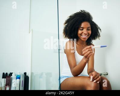 Und so veränderte sich ihr Leben. Aufnahme einer jungen Frau, die zu Hause einen Schwangerschaftstest gemacht hat. Stockfoto