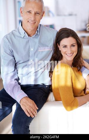 Unser Zuhause ist unser Herd. Aufnahme eines reifen Mannes, der mit seiner jüngeren Frau sitzt. Stockfoto