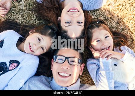 Familie ist einfach reines Glück. Aufnahme einer glücklichen Familie, die im Freien Zeit miteinander verbringt. Stockfoto