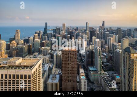 Luftaufnahme der Skyline der Innenstadt bei Sonnenuntergang, Chicago, Illinois, USA Stockfoto