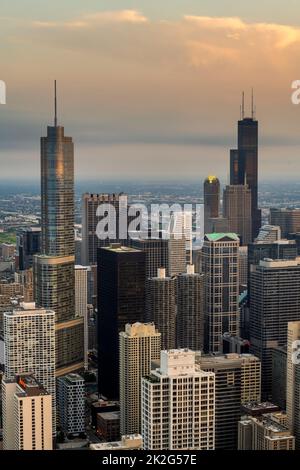 Luftaufnahme der Skyline der Innenstadt bei Sonnenuntergang, Chicago, Illinois, USA Stockfoto