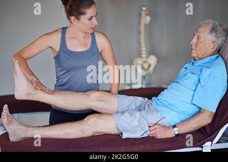 Es ist ein langer Weg zur Erholung. Aufnahme eines älteren Mannes, der eine Physiotherapie-Sitzung hatte. Stockfoto