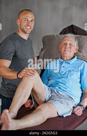 Die Hölle ist in kürzester Zeit auf den Beinen. Porträt eines älteren Mannes, der eine Physiotherapie mit einem männlichen Therapeuten gemacht hat. Stockfoto