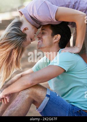 Hier bin ich. Nahaufnahme eines glücklichen jungen Paares, das ein Picknick im Wald macht. Stockfoto