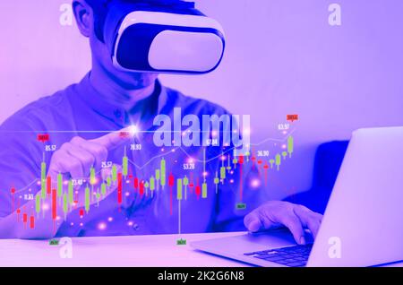 Mann mit VR-Brille, Touchscreen, Metaverstechnologie, Internetverbindung. Finanz- und Business-Investment-Konzept. Aktien- und Krypto-Investmentfonds Stockfoto